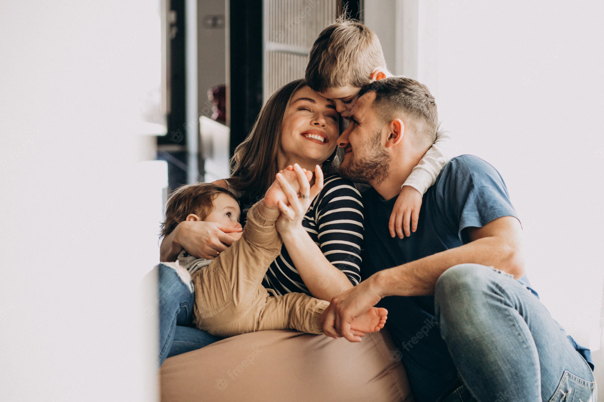 Família feliz no novo apartamento